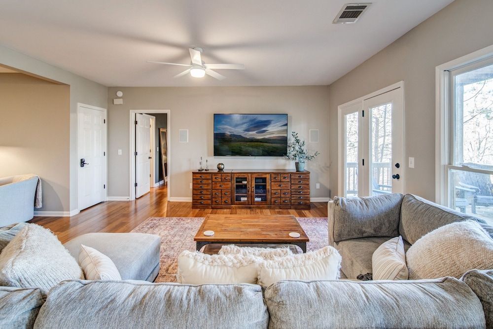 Luxury Mountain Home in Big Canoe! Golf / Lake / EV / Game Room! House, Multiple Beds, Patio, Mountain View (Summit Oaks Manor) 21