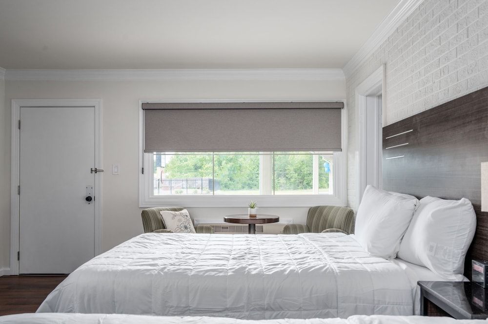 Crewe Boutique Inn Comfort Double Room 4