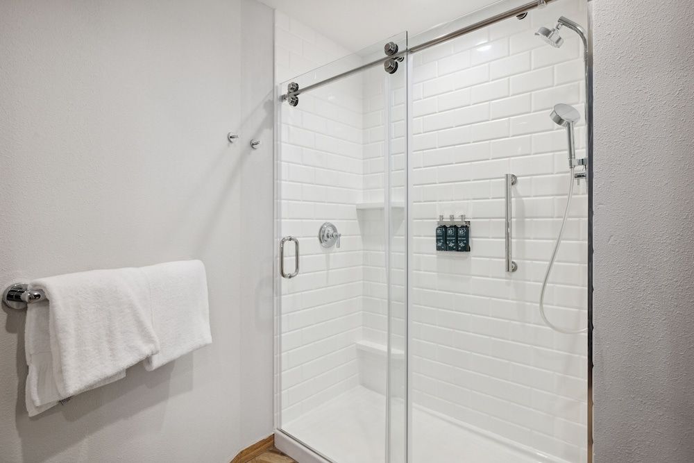 HeartSong Lodge & Resort King Sleeper Sofa with Wet Bar 5