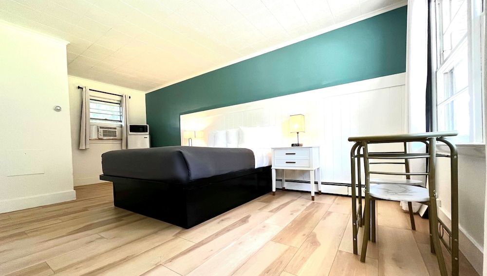 Motel Luzerne One Queen Nonsmoking Lakeside 3