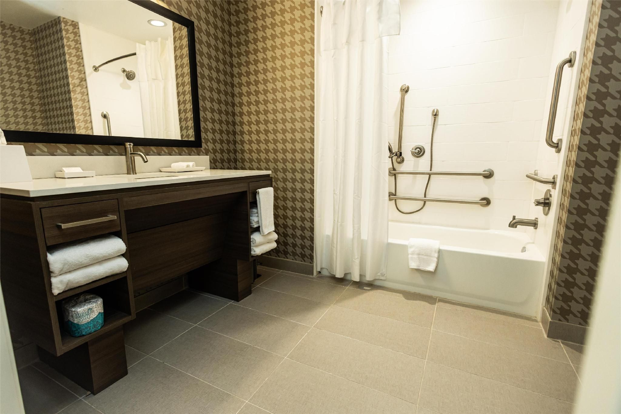 1 King Accessible Tub Studio Suite