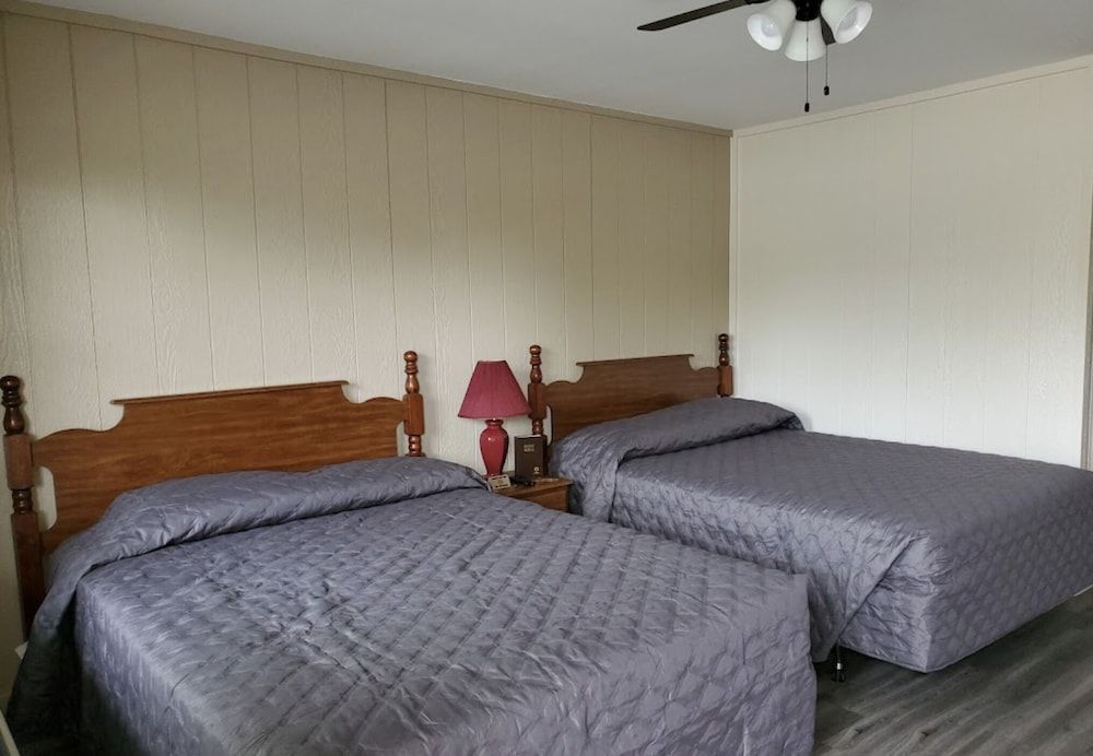 Axtons Bass City Lake Front Resort