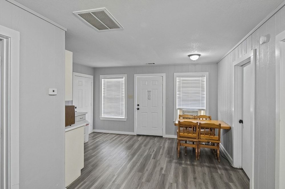 Axtons Bass City Lake Front Resort Duplex 6