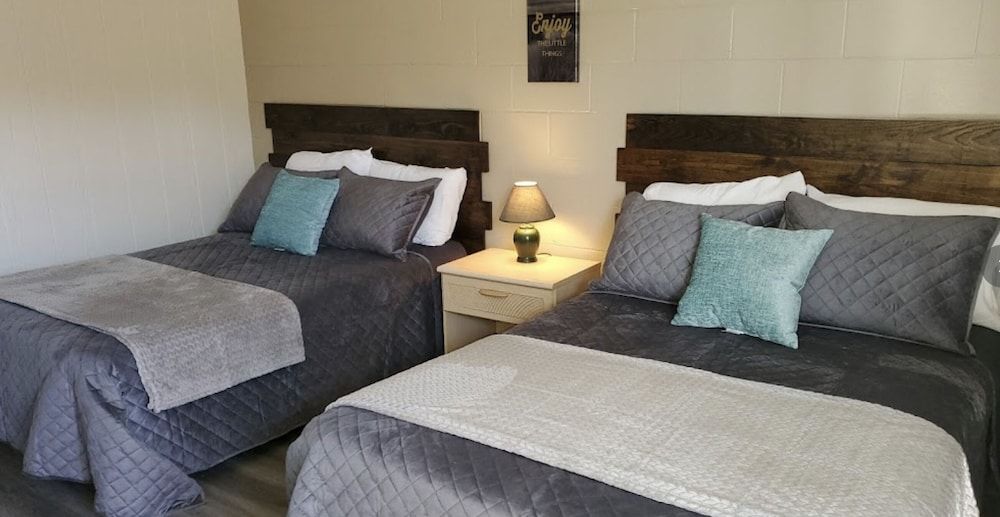 Axtons Bass City Lake Front Resort Duplex