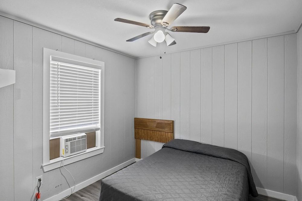 Axtons Bass City Lake Front Resort Duplex 2