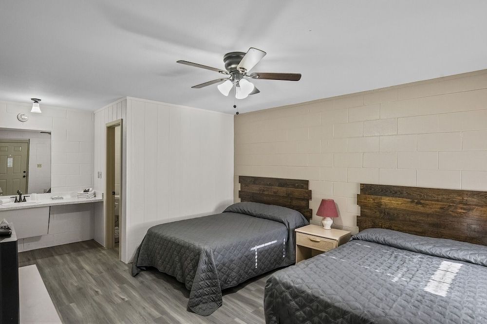 Axtons Bass City Lake Front Resort Standard Room 2