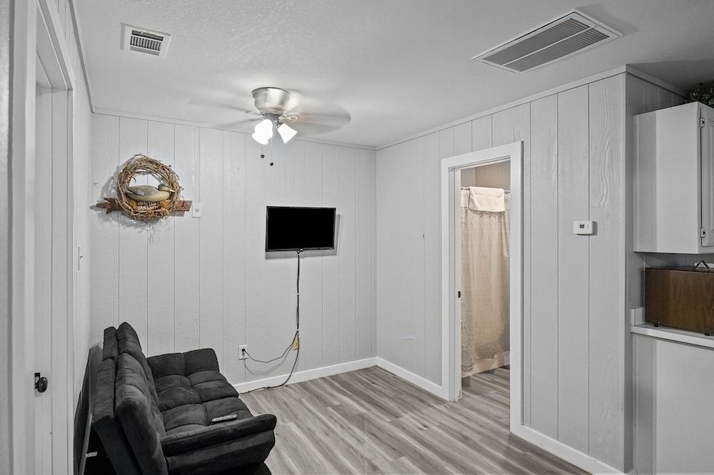 Axtons Bass City Lake Front Resort Duplex 4