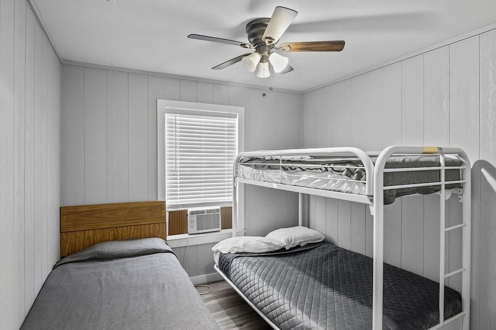 Axtons Bass City Lake Front Resort Duplex 3