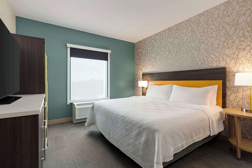 Suite, 1 King Bed, Accessible, Bathtub