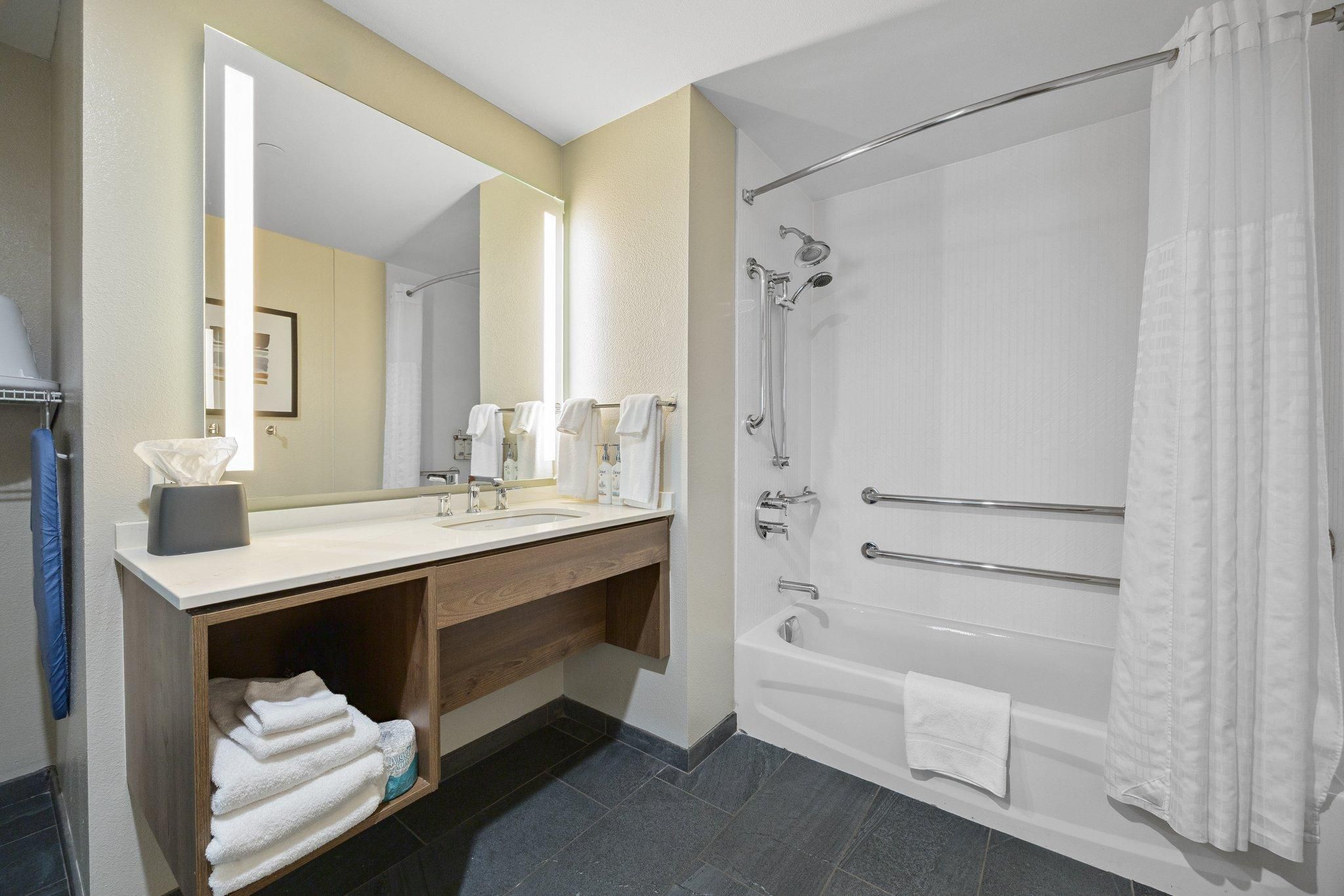 2 Queen 1 Bedroom Suite Comm Mobility Accessible Tub