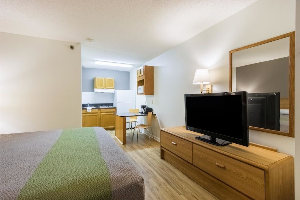 Studio 6 Statesboro, GA Standard Room, 1 King Bed, Non Smoking 11