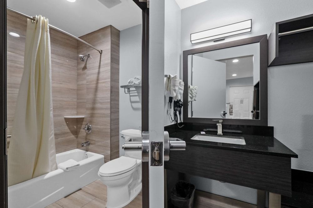 Studio 6 Suites Escondido, CA Standard Room, 2 Double Beds, Non Smoking, Refrigerator & Microwave 5