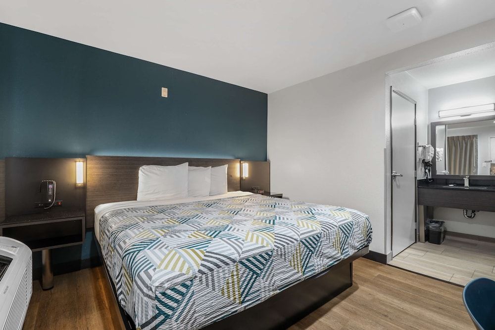 Studio 6 Suites Escondido, CA Standard Room, 1 King Bed, Non Smoking, Refrigerator & Microwave 3