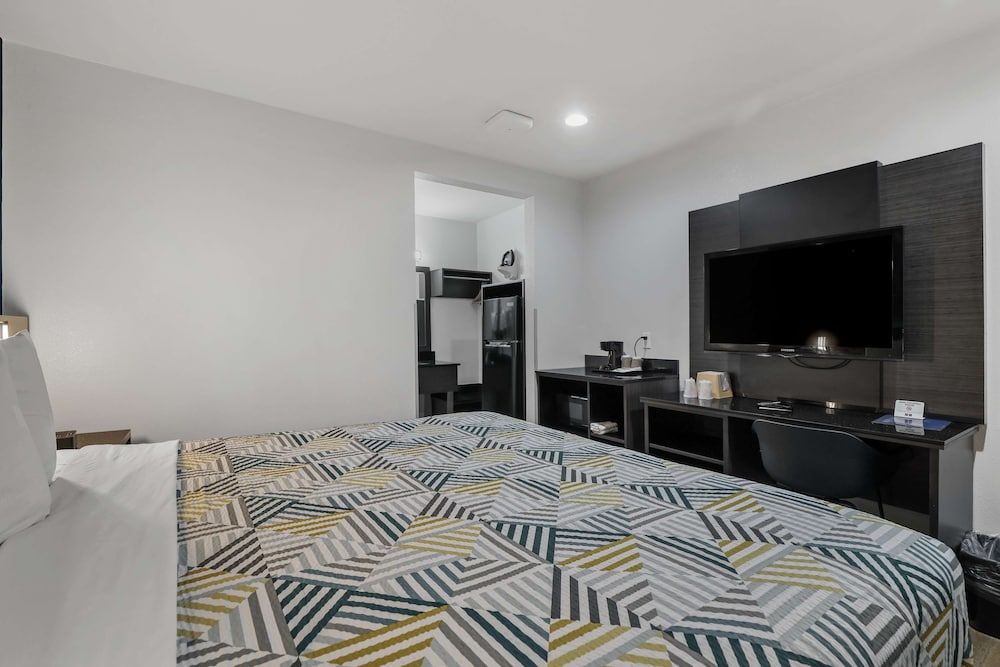 Studio 6 Suites Escondido, CA Standard Room, 1 King Bed, Non Smoking, Refrigerator & Microwave 5