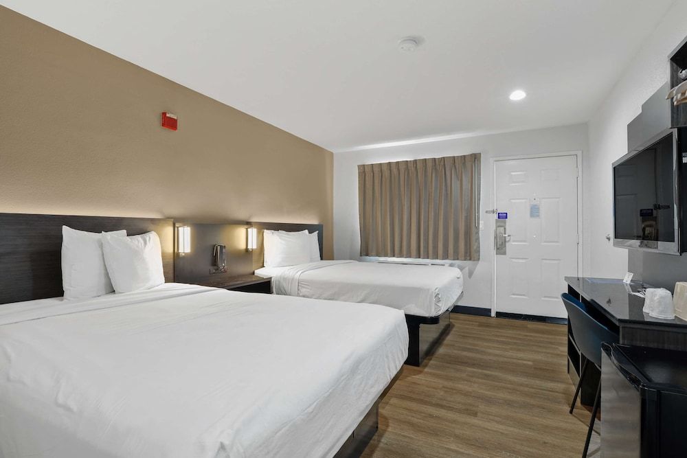 Studio 6 Suites Escondido, CA Standard Room, 2 Double Beds, Non Smoking, Refrigerator & Microwave 3