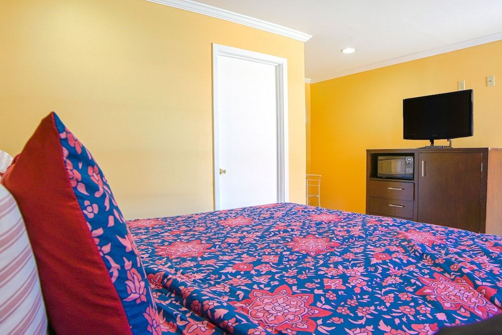 Economy Inn By OYO Lockport near Houma Room, 1 King Bed, Non Smoking 2