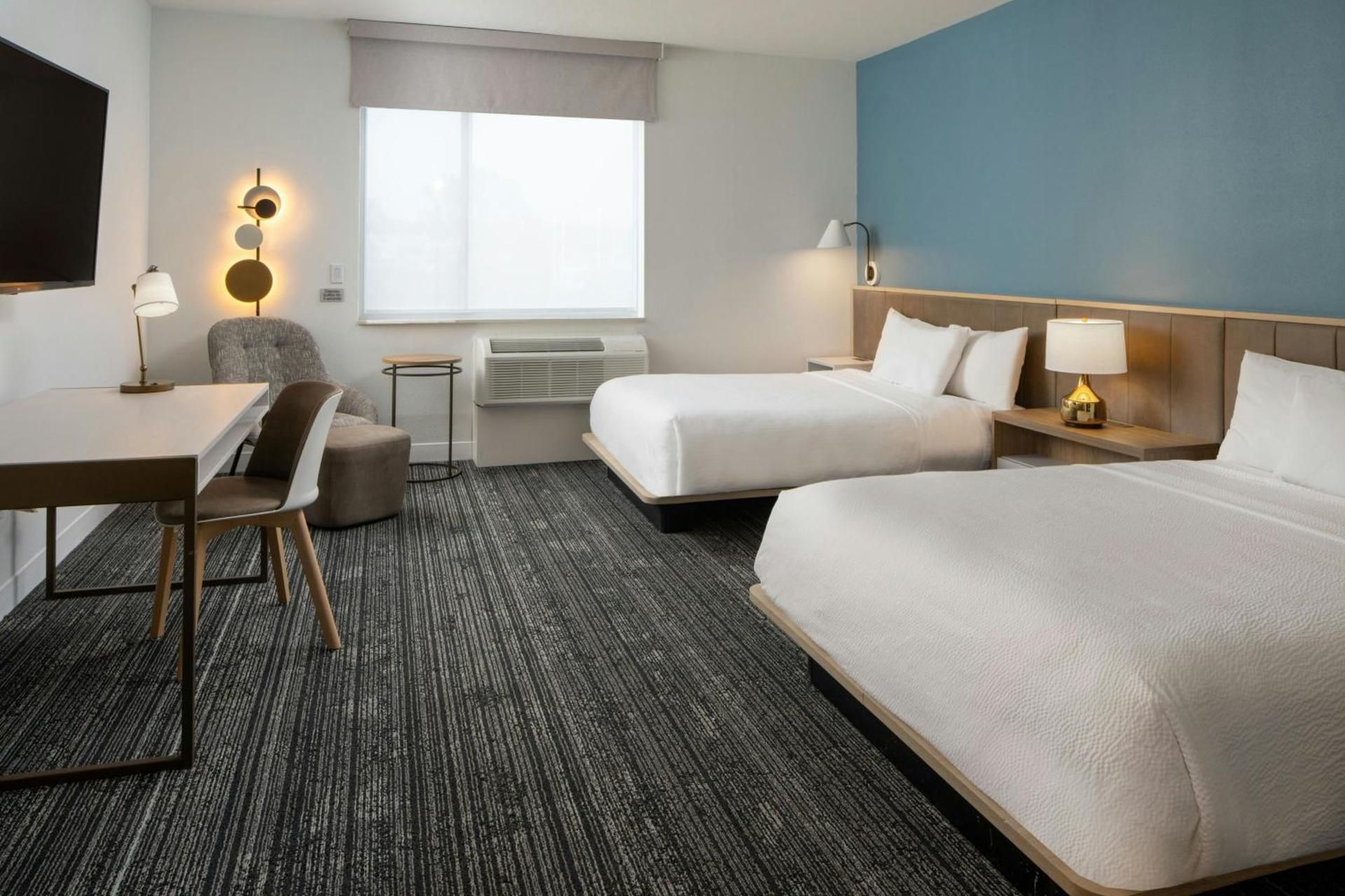 Queen Studio with Adapted Tub - Mobility Accessible