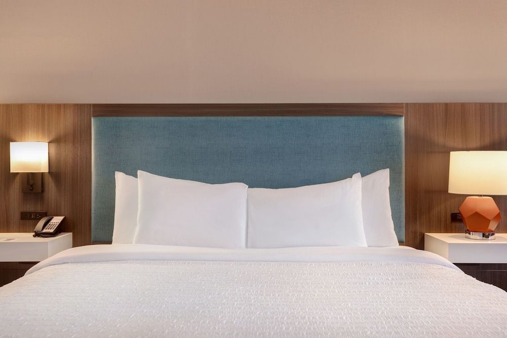 Hampton Inn Chicago Orland Park Room, 1 King Bed, Accessible, Bathtub 2