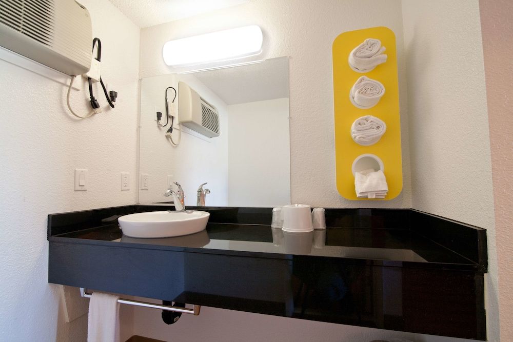 Motel 6 Bremerton, WA Deluxe Room, 1 King Bed, Non Smoking, Kitchenette 6