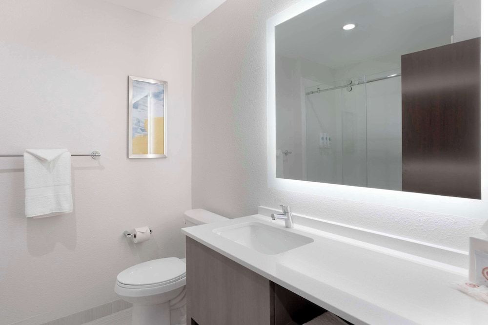 Comfort Inn & Suites US-60 Standard Room, 1 King Bed, Non Smoking 3