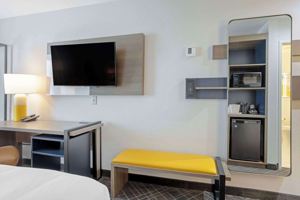 Comfort Inn & Suites US-60 Standard Room, 1 King Bed, Non Smoking 4