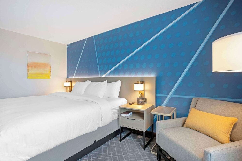 Comfort Inn & Suites US-60 Standard Room, 1 King Bed, Non Smoking