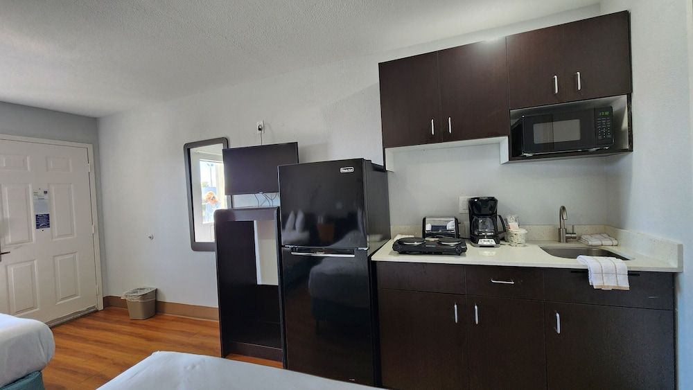Studio 6 Webster, TX Houston - NASA Lake Deluxe Room, 2 Queen Beds, Accessible, Non Smoking 4