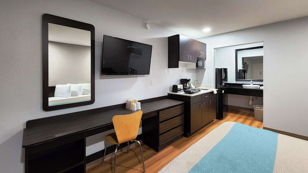 Studio 6 Webster, TX Houston - NASA Lake Deluxe Room, 1 King Bed, Non Smoking, Kitchenette 5