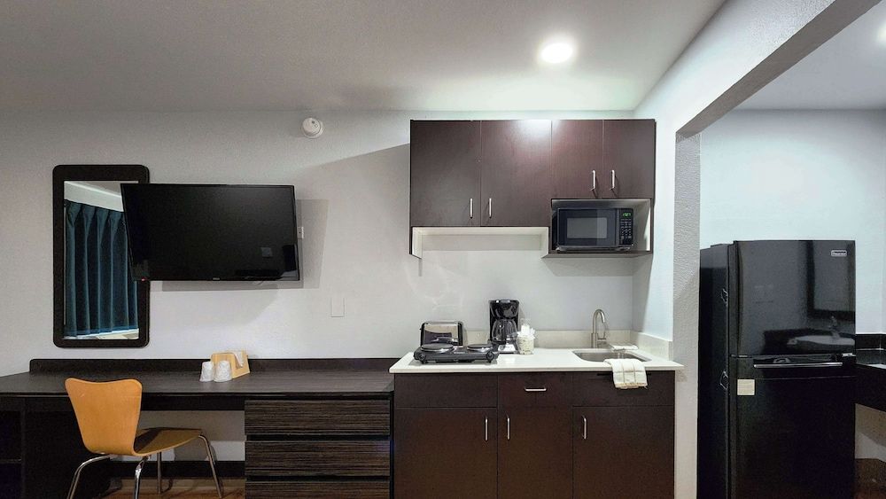 Studio 6 Webster, TX Houston - NASA Lake Deluxe Room, 2 Queen Beds, Accessible, Non Smoking 7