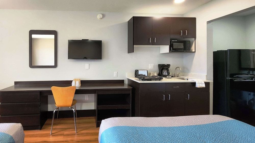 Studio 6 Webster, TX Houston - NASA Lake Deluxe Room, 2 Queen Beds, Non Smoking, Kitchenette 6