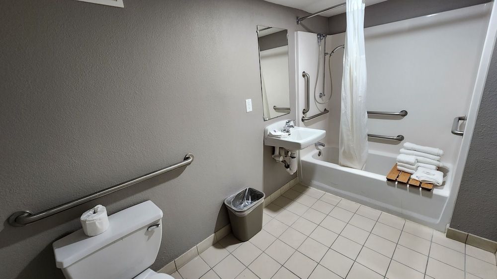 Studio 6 Webster, TX Houston - NASA Lake Deluxe Room, 2 Queen Beds, Accessible, Non Smoking 5