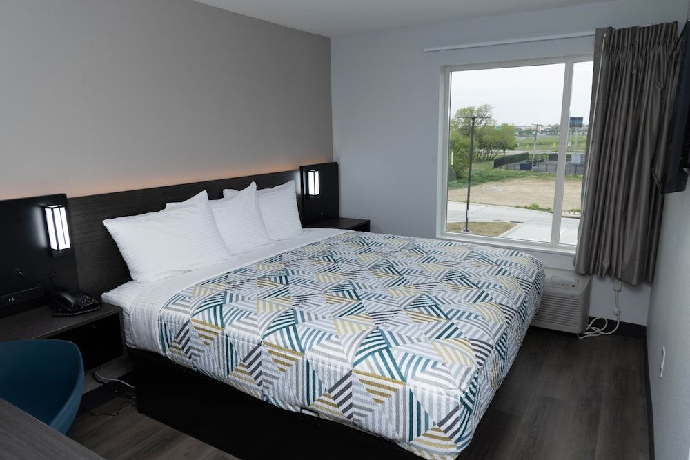 Standard Room, 1 King Bed, Accessible, Non Smoking