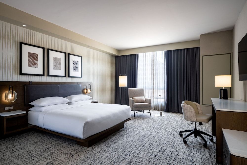 Standard Room, 1 King Bed (Mobility Accessible, Roll-in Shower)