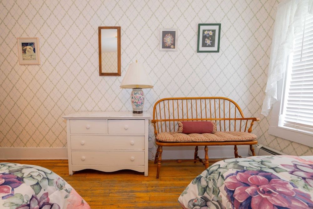 The Hand Hotel Bed & Breakfast 2 Fulls 10