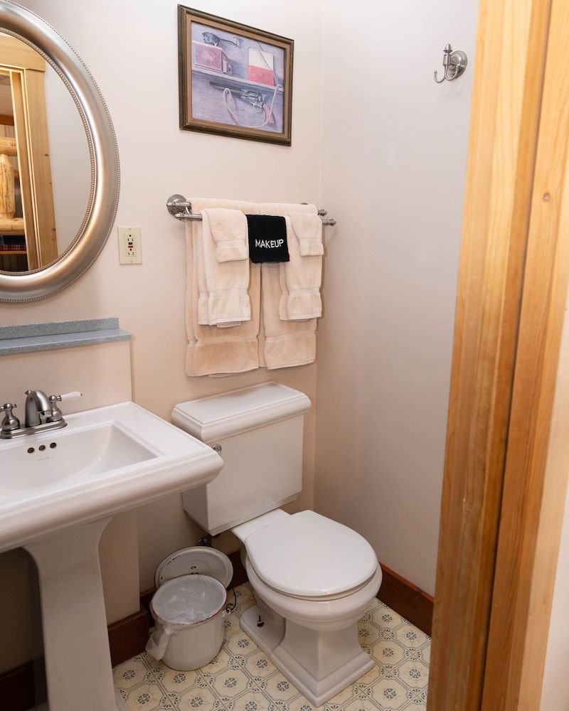 The Hand Hotel Bed & Breakfast Full and Bunkbed 4