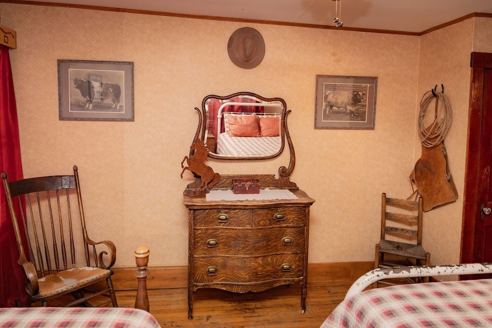 The Hand Hotel Bed & Breakfast 2 Fulls 9