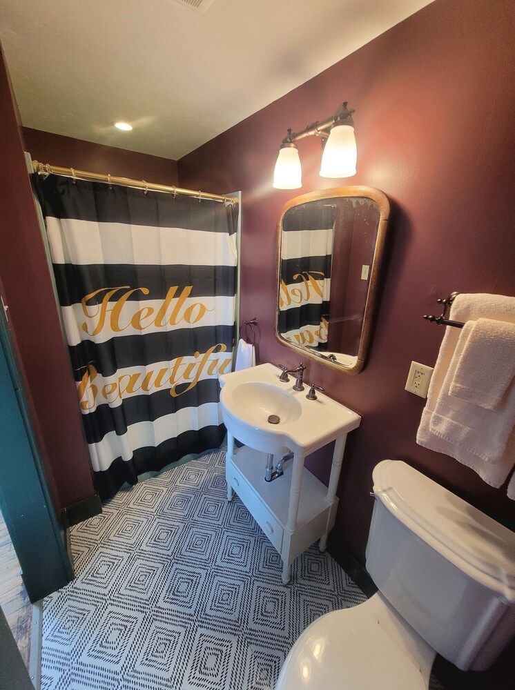 The Hand Hotel Bed & Breakfast King 4