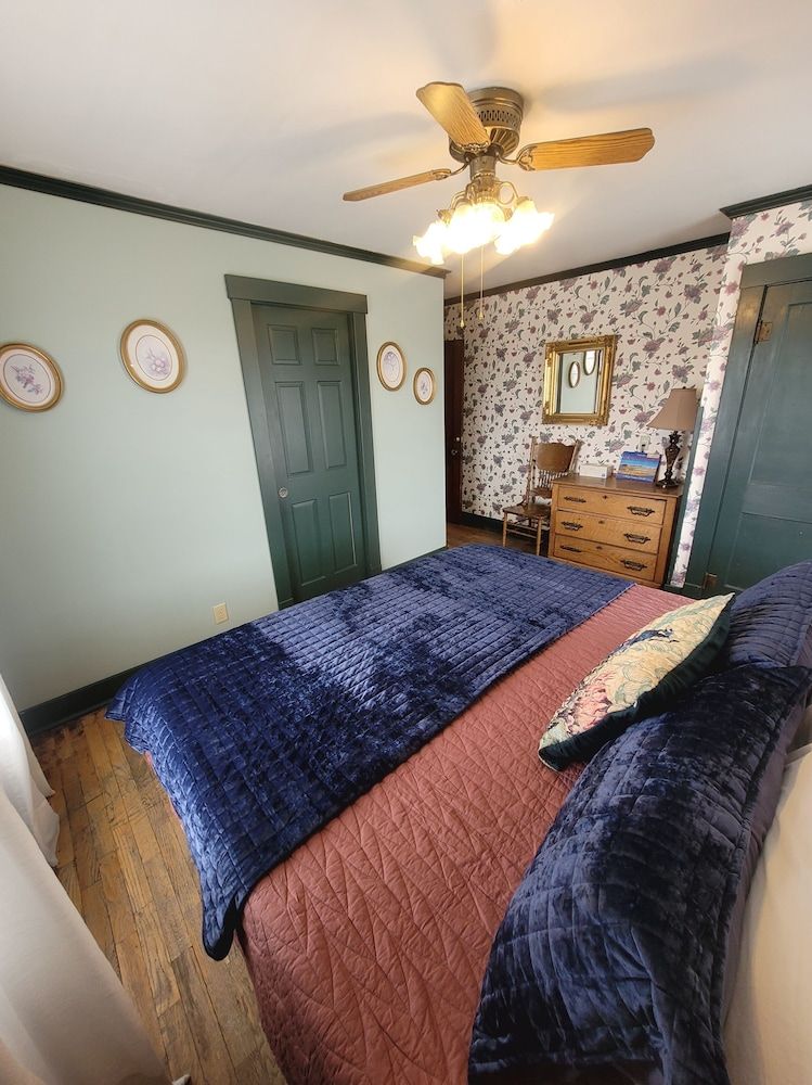 The Hand Hotel Bed & Breakfast King 2