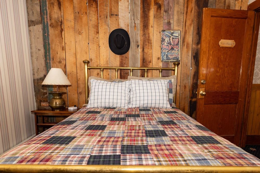 The Hand Hotel Bed & Breakfast Full and Bunkbed 2