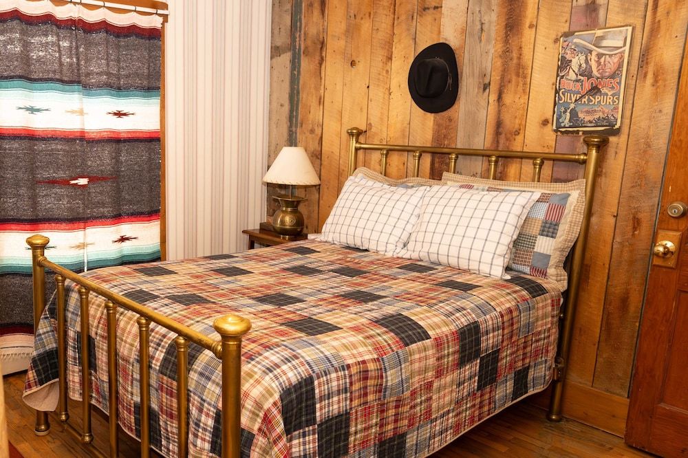 The Hand Hotel Bed & Breakfast Full and Bunkbed 3