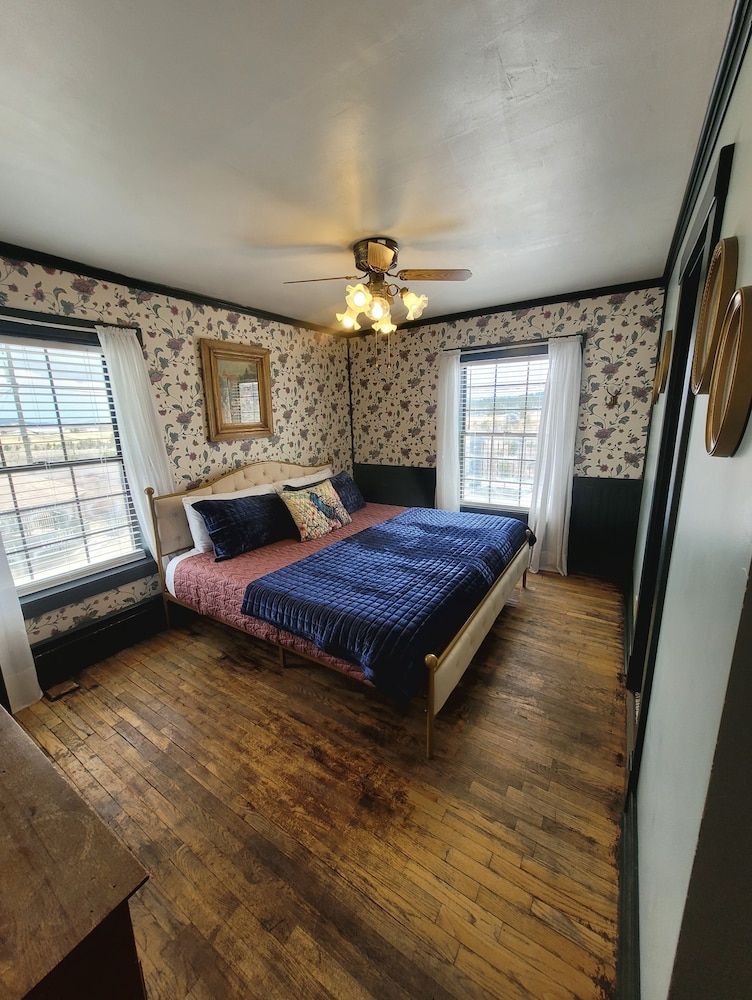 The Hand Hotel Bed & Breakfast King 3