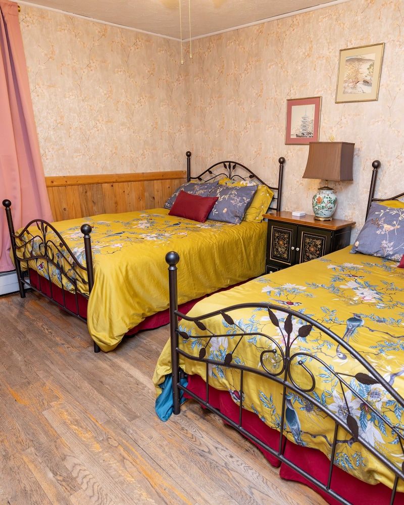 The Hand Hotel Bed & Breakfast 2 Fulls 5