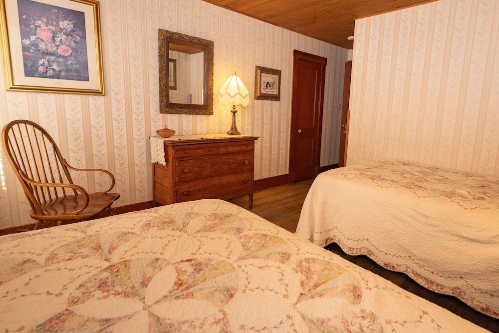 The Hand Hotel Bed & Breakfast 2 Fulls 4