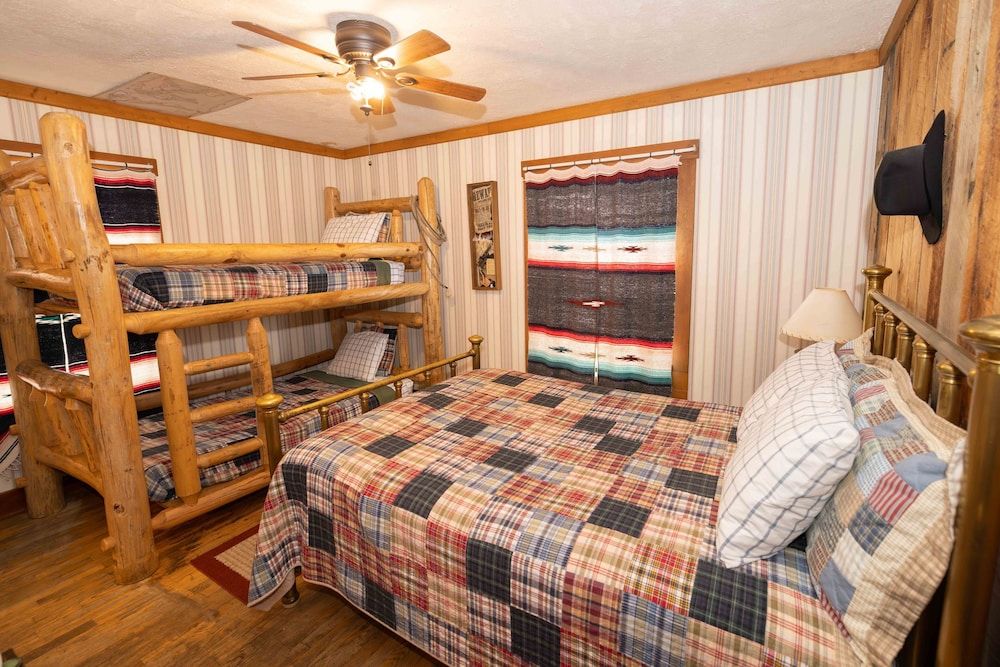 The Hand Hotel Bed & Breakfast Full and Bunkbed