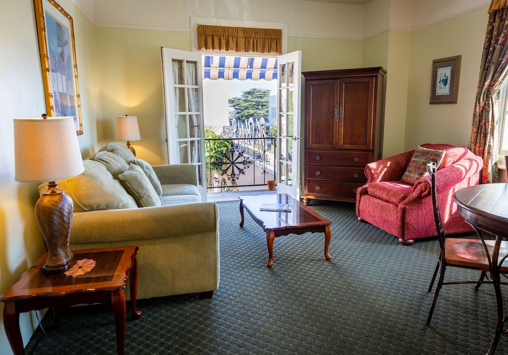 The Hotel Paisano Premier Suite 4