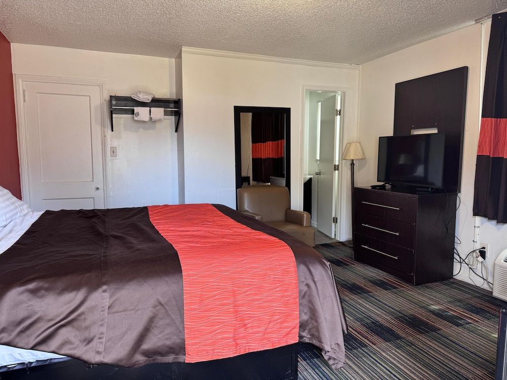 Room, 1 King Bed, Smoking