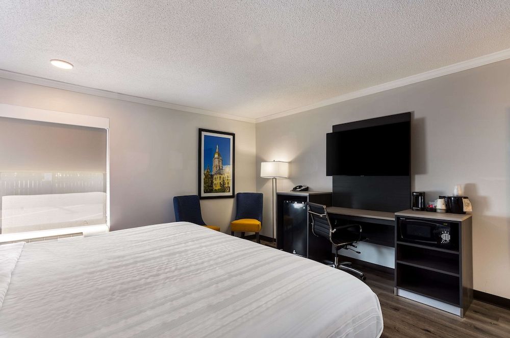 Quality Inn South Bend Near Notre Dame Standard Single Room, 1 King Bed, Non Smoking 3