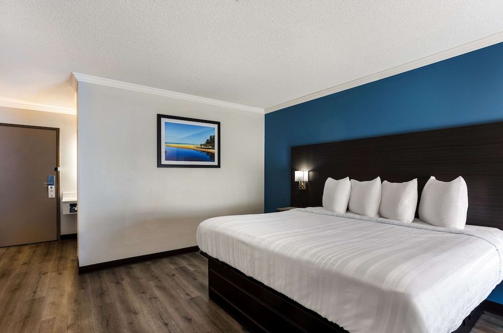 Quality Inn South Bend Near Notre Dame Standard Single Room, 1 King Bed, Non Smoking 4