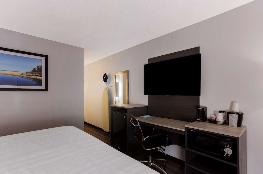 Quality Inn South Bend Near Notre Dame Standard Single Room, 1 King Bed, Non Smoking 5