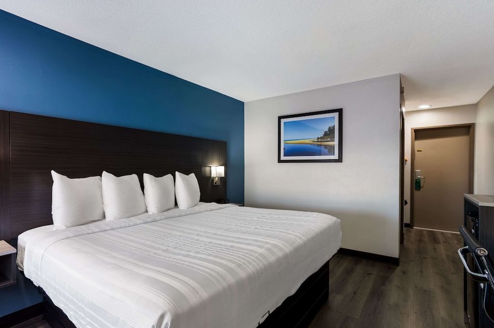 Quality Inn South Bend Near Notre Dame Standard Single Room, 1 King Bed, Non Smoking